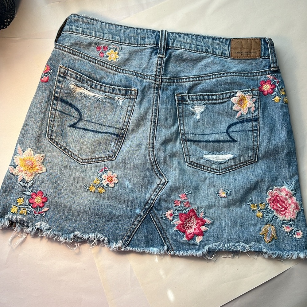 AEO Embroidered Denim Mini Skirt - size 4 - Picture 8 of 9